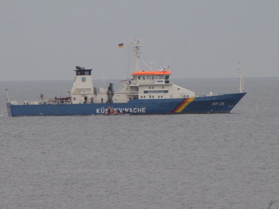 Küstenwache fährt am Balkon vorbei Morada Strandhotel Ostseebad Kühlungsborn