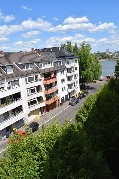 Blick aus dem Zimmer in Richtung Wohngebäude und Rhein. Dorint Hotel Bonn