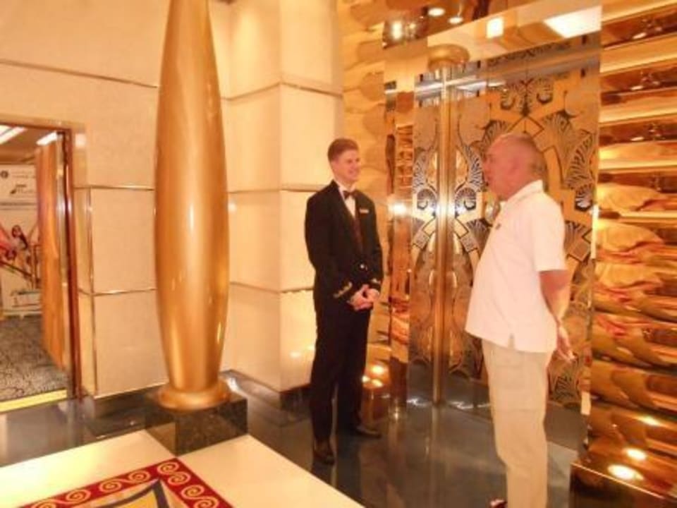 An den goldenen Fahrstühlen Burj Al Arab