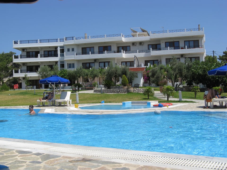 Blick von der Poolliege zum Hotel Hotel Helena Christina