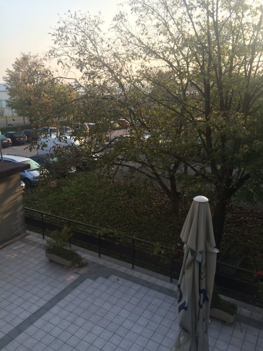 Zur Frühstücksterrasse Arion Airport Hotel