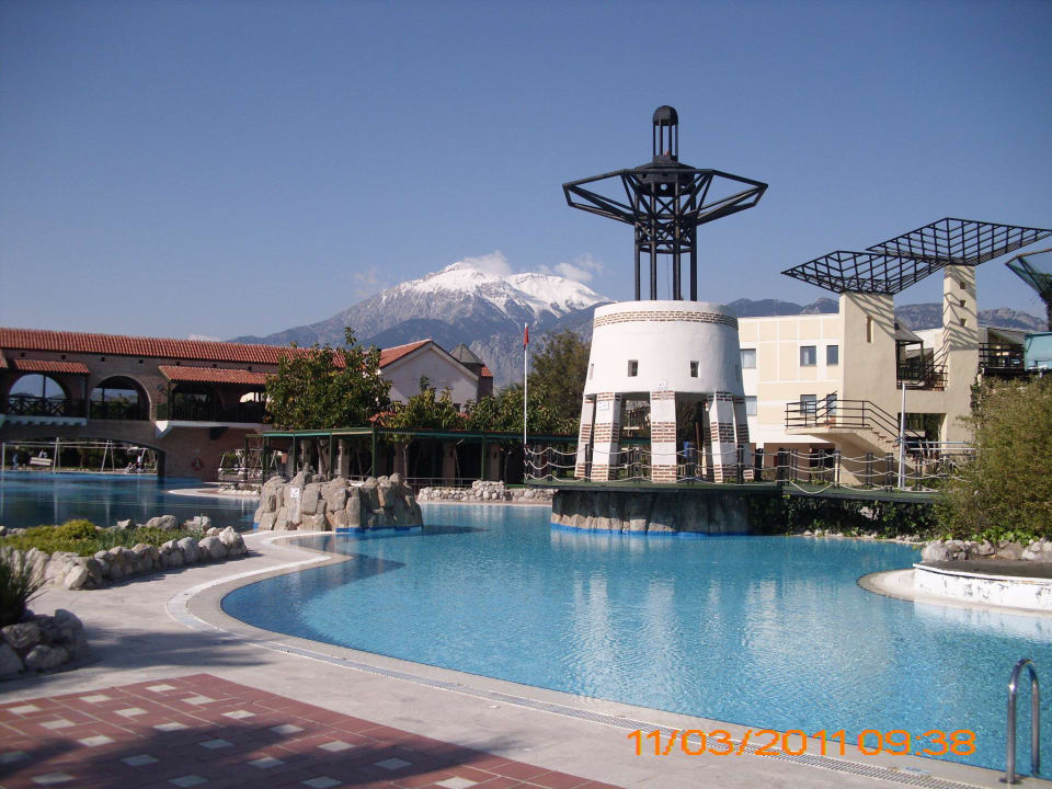 Schneebedeckte Gipfel des Taurusgebirges Limak Limra Hotel & Resort