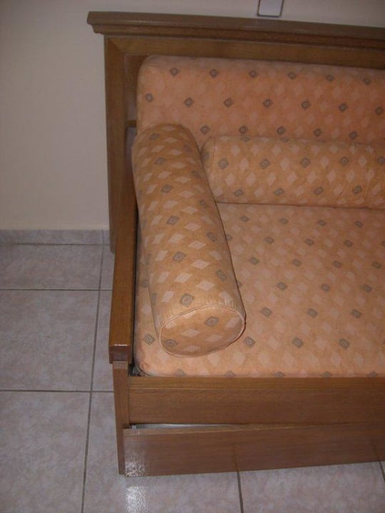 Wackelige Couch vor dem Zerfall Vantaris Palace