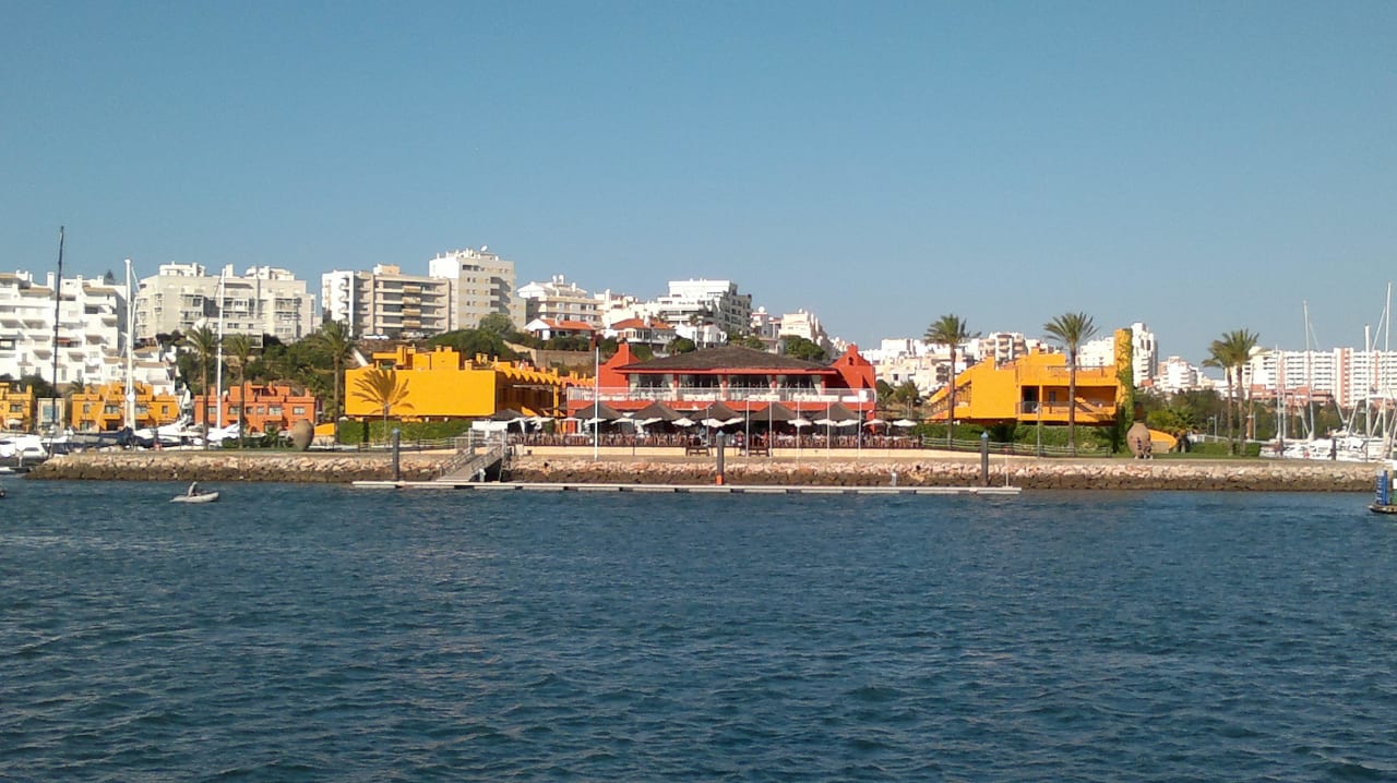 Seitenanicht vom Wasser aufs Hotel NH Marina Portimão Resort