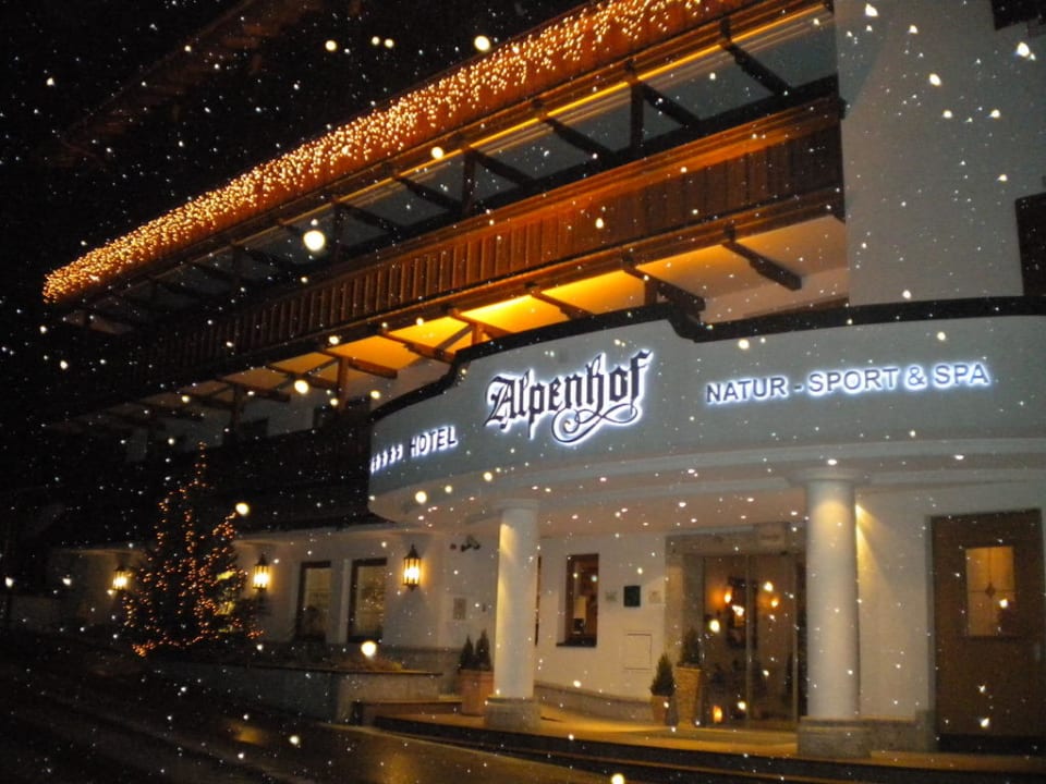Main entrance Hotel Alpenhof