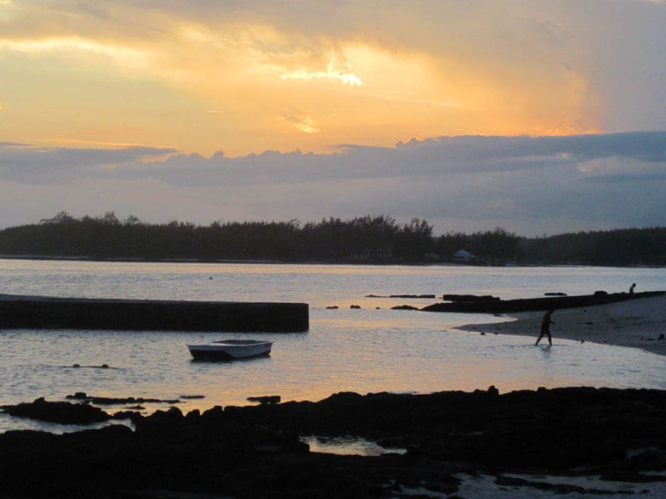 Sonnenuntergang Le Peninsula Bay Beach Resort & Spa