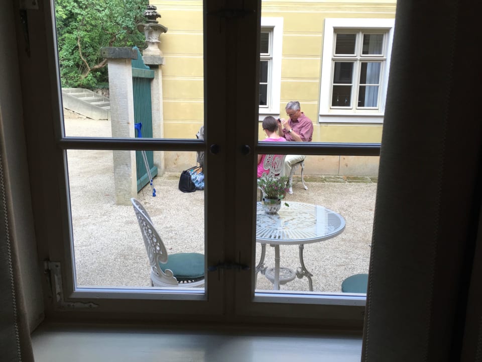 Elbauenzimmer Nr. 4 mit Gästen vor dem Fenster Hotel Villa Sorgenfrei & Restaurant Atelier Sanssouci