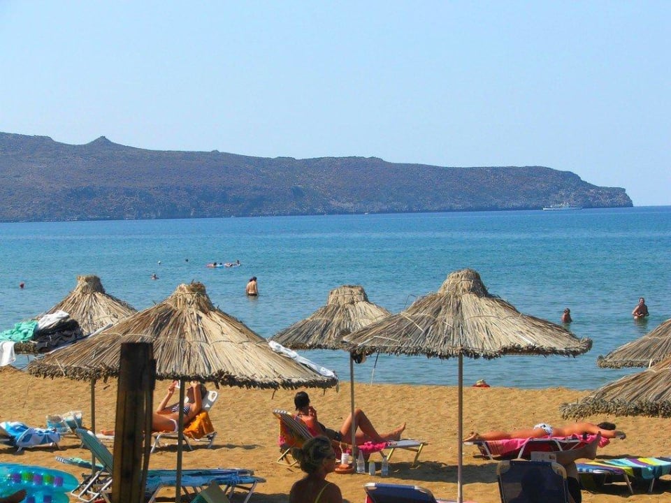 Wyspa "Theodori Nisida" widziana z hotelowej plaży Giannoulis Santa Marina Beach