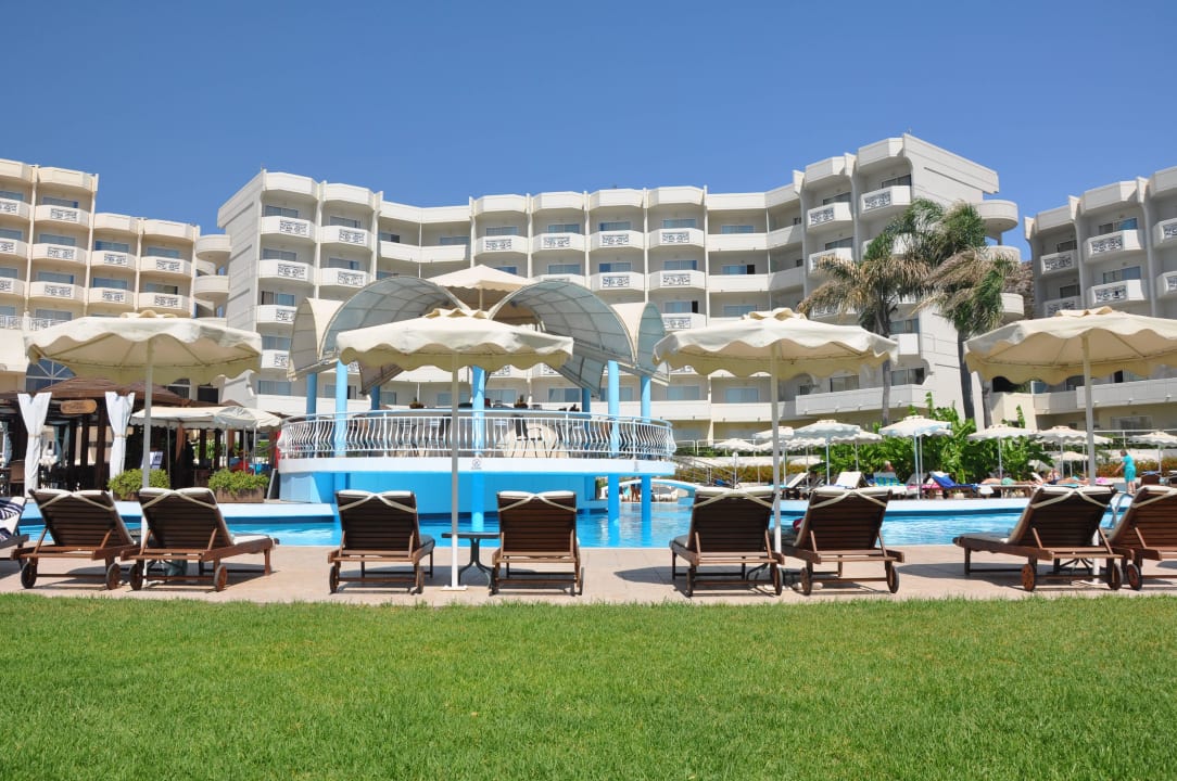 Blick zum Pool Rodos Palladium Leisure & Wellness