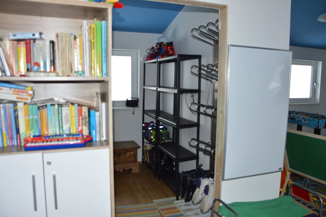 Nebenraum mit Schuhtrockner Baby- & Kinder Biobauernhof Rieserhof