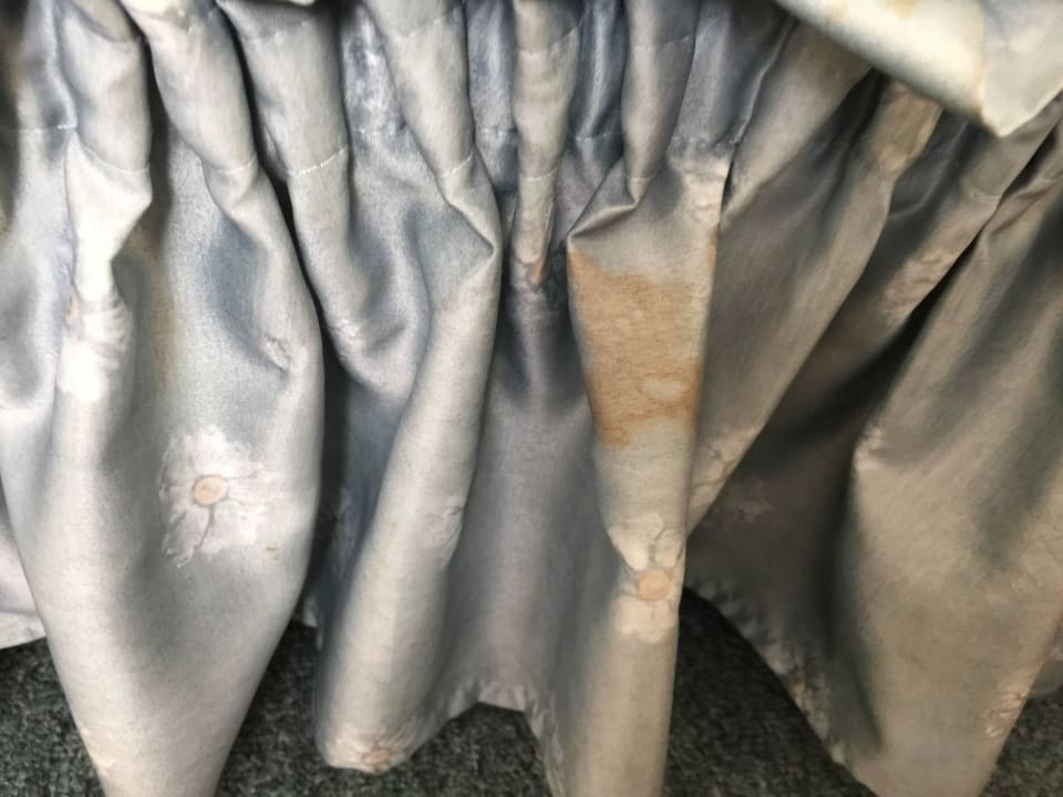 Extrem schmutziges und eckeliges Bett Hotel Gendorf