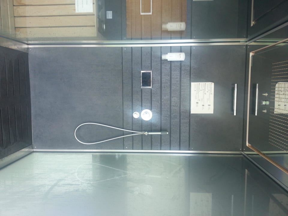 Dusche vor der Sauna Bull Reina Isabel & Spa