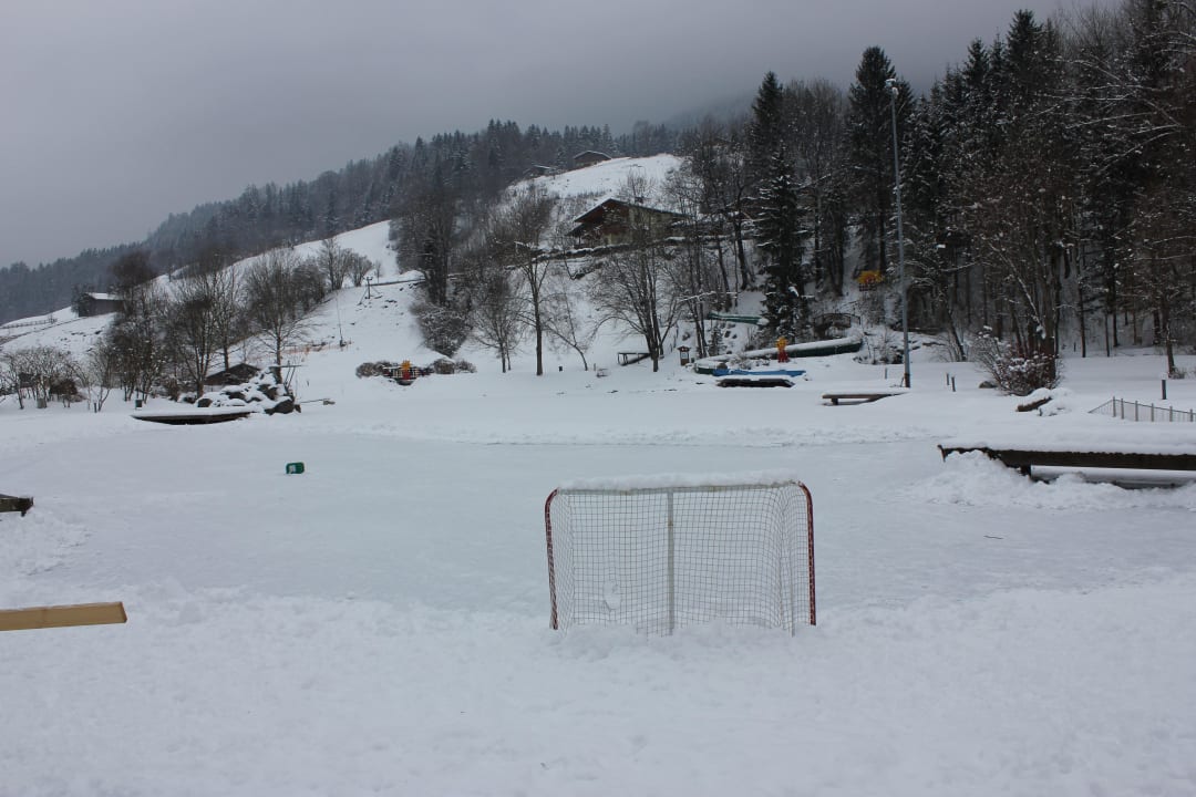 Zugefrorener See zum Eislaufen POST Family Resort