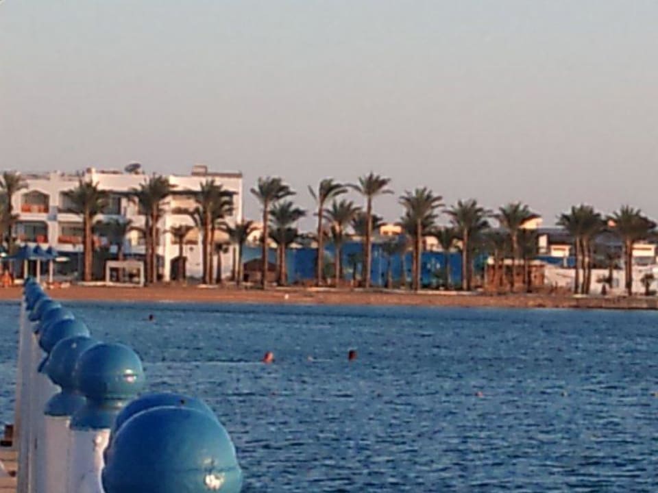Von Marina  auf den Strand und Neubau The Grand Hotel Hurghada