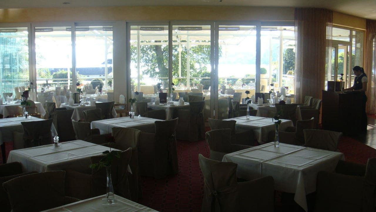Speiseraum dahinter die Außenterrasse Werzers Hotel Resort Pörtschach