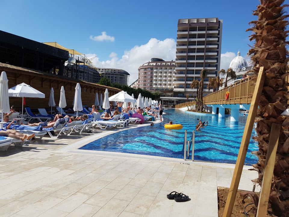 Pool und Hotel  Saturn Palace Resort Hotel