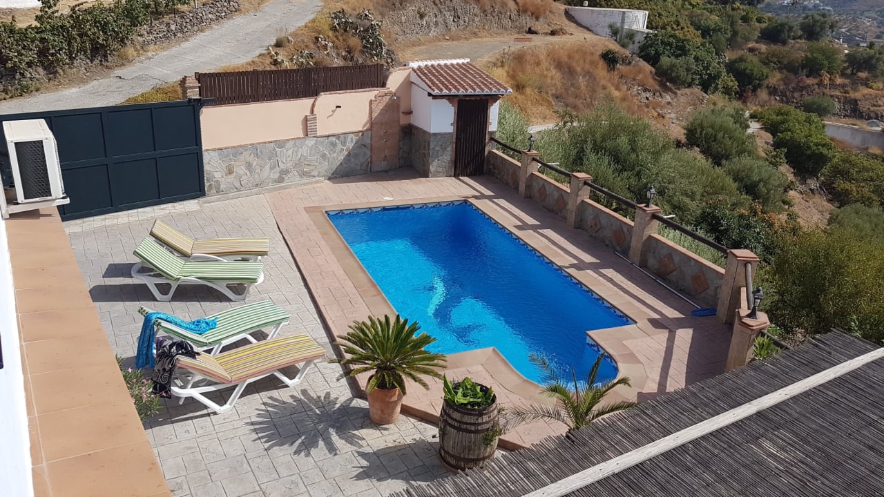 Pool Villa Mari Mercedes