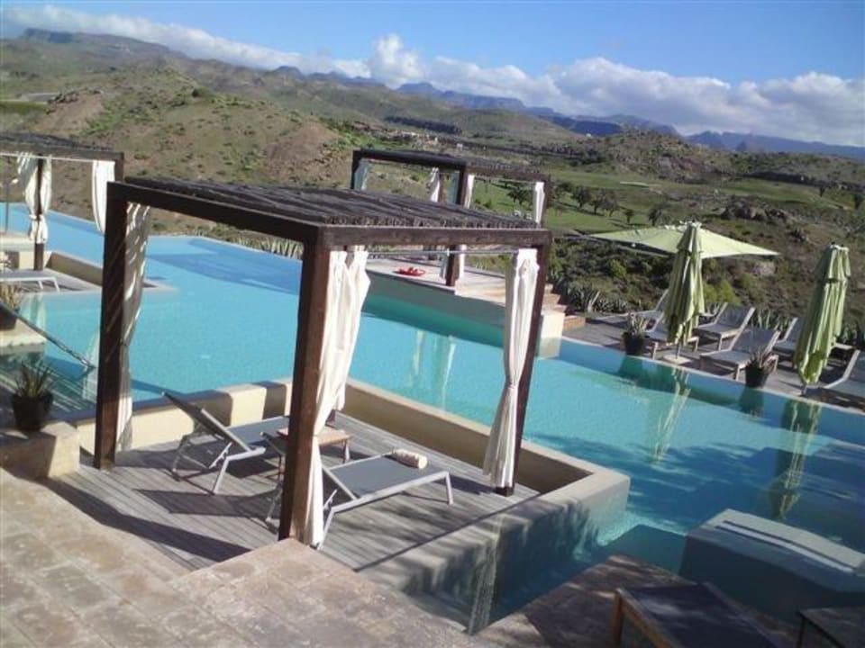 Eine der Poolanlagen mit traumhaften Liegen Salobre Hotel Resort & Serenity