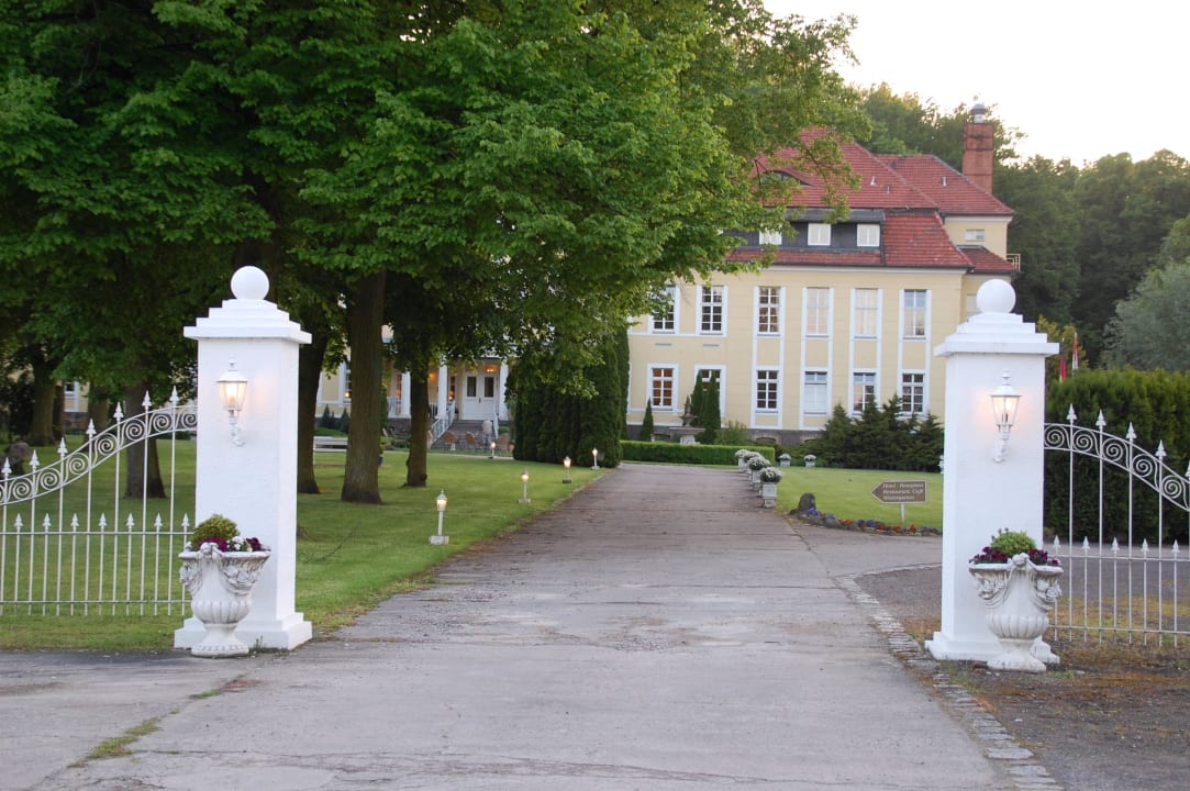 Auffahrt zum Schlosshotel Schloss Wulkow