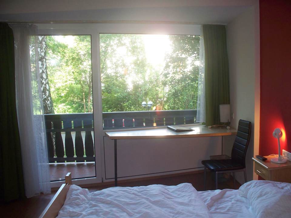 Bett, Schreibtisch und Balkon Hotel Atlas Sport