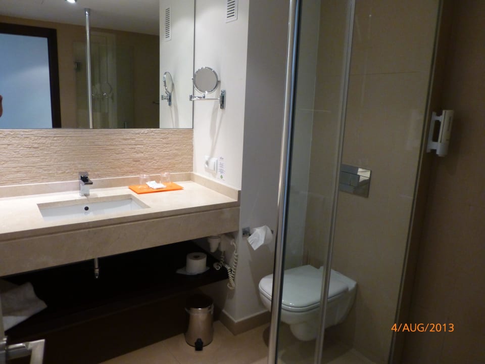 Schönes geräumiges Badezimmer allsun Hotel Bahia del Este