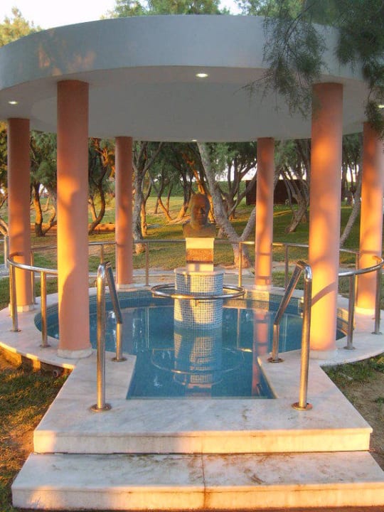 Trettbecken Neptune Luxury Resort