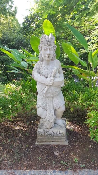 Div. Steinfiguren vor der Hotelanlage The Laguna A Luxury Collection Resort & Spa