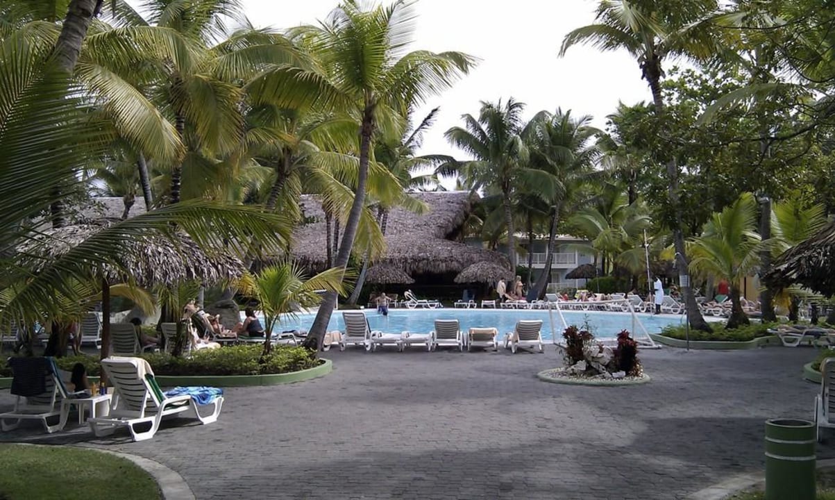 Blick von der Lobby auf den Pool Playabachata Hotel