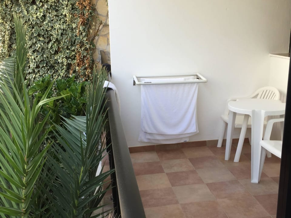 Geräumige Terrasse mit Stühlen Hotel Osiris