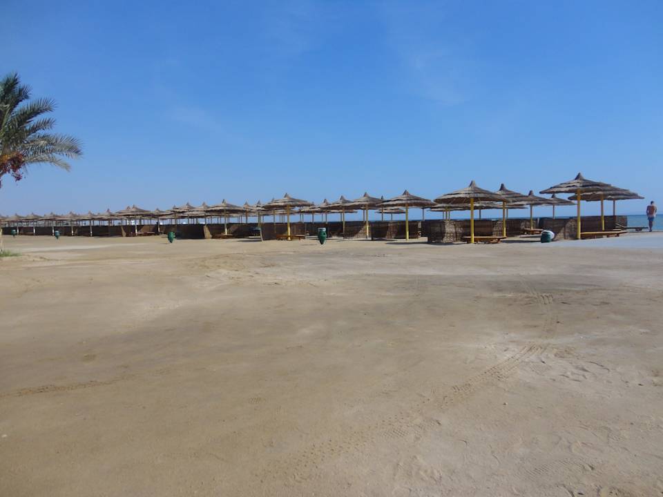 Sandstrand mit Liegen Titanic Beach Spa & Aqua Park