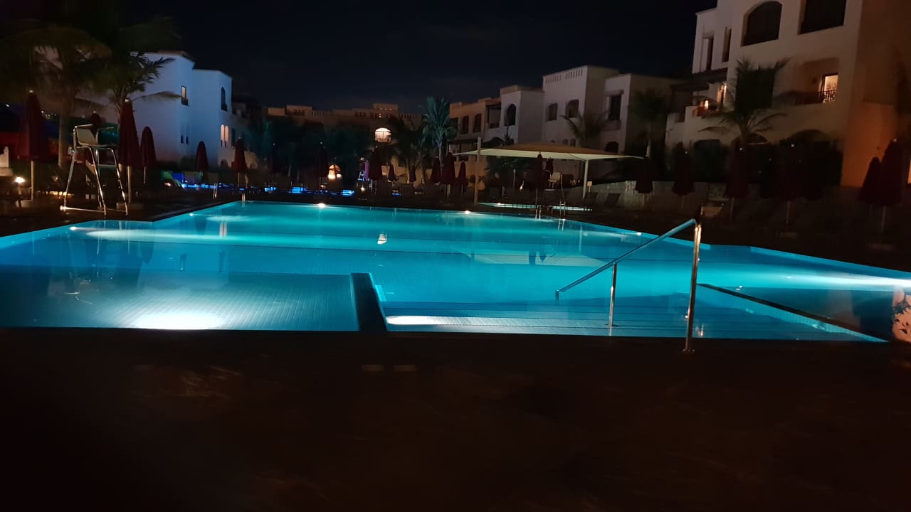 Pool The Cove Rotana Resort