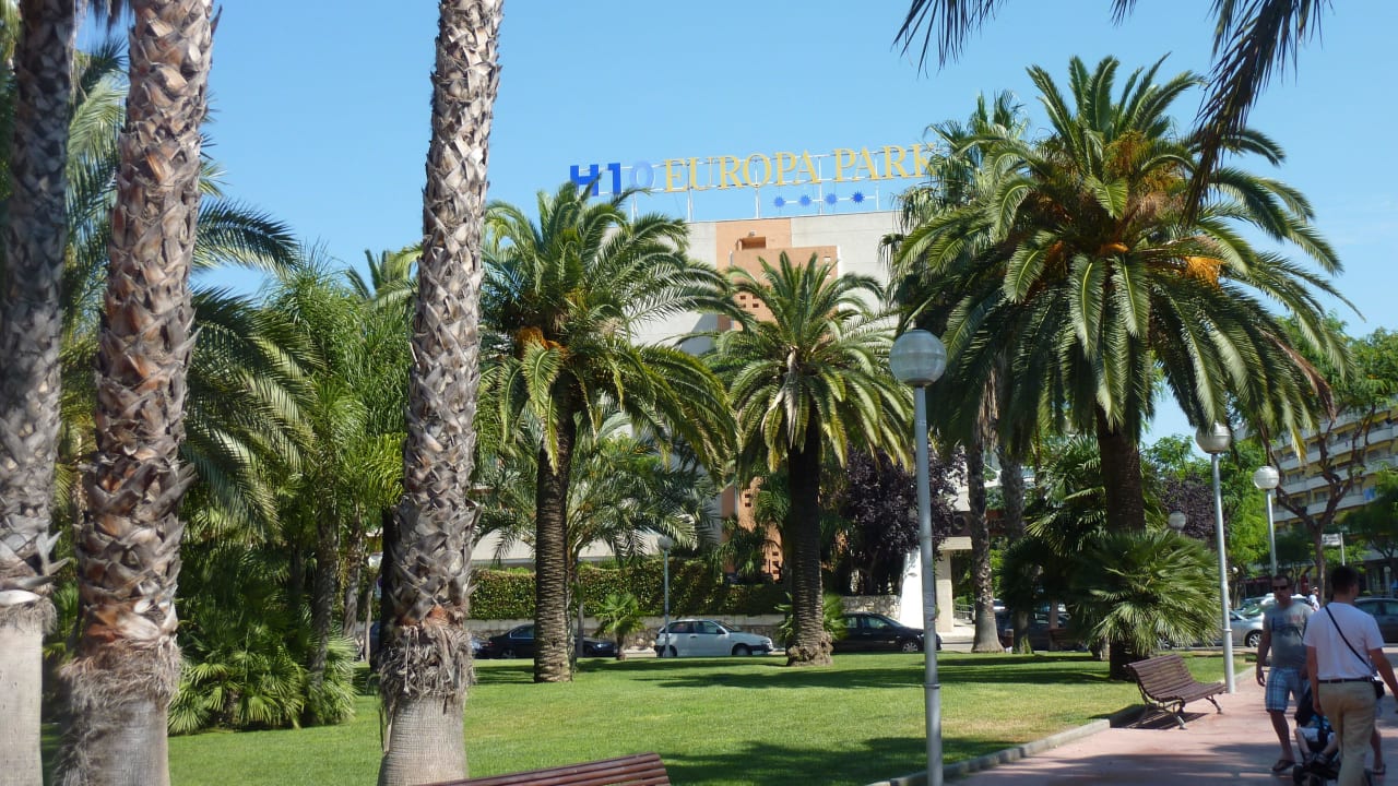 Ogród przed hotelem H10 Vintage Salou - Adults Only