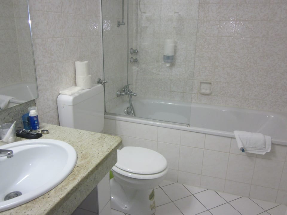 Grosses Badezimmer mit Wanne, Dusche und Haarfön Hotel Grasbrunner Hof