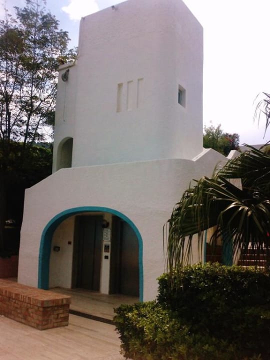 Lift, der durch den Felsen direkt zum Strand führt Aldiana Club Rocca Nettuno Calabria