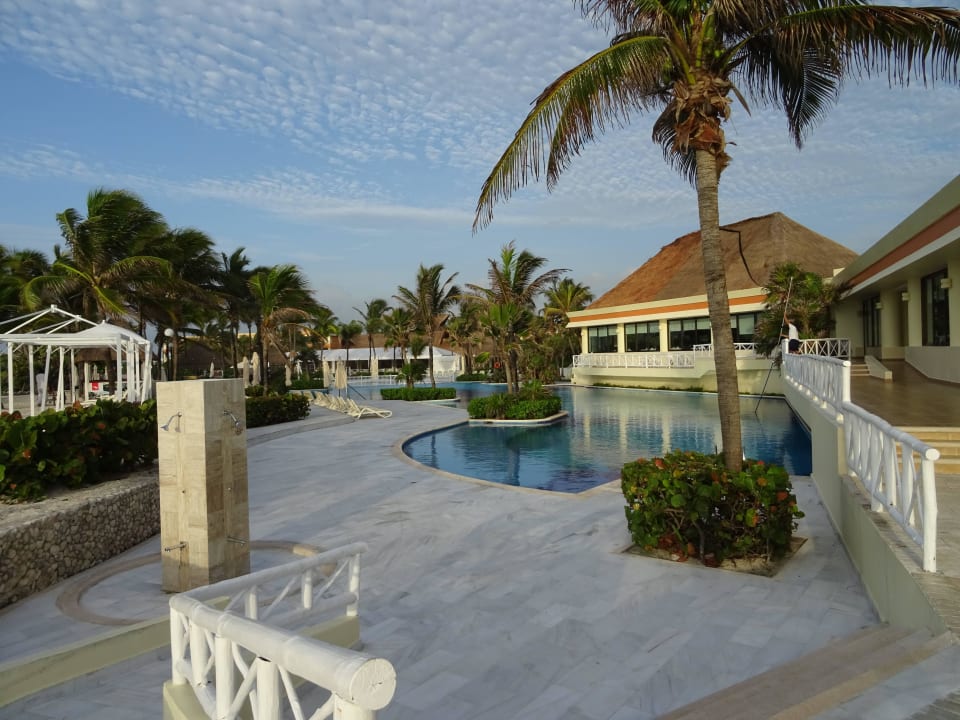 Teil der Poolanlage Bahia Principe Luxury Akumal