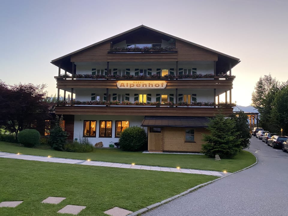 Außenansicht Alm- & Wellnesshotel Alpenhof