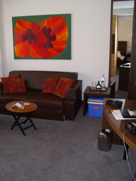 Schöner großer Wohnbereich mit Schreibtisch Hotel Alma Am Anger