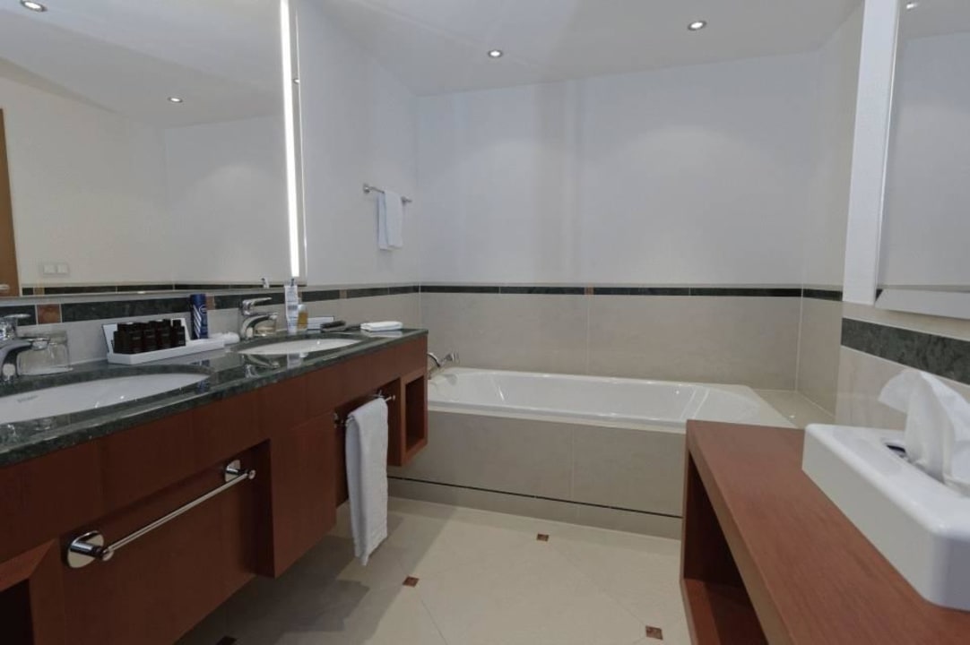 Bad: Waschtisch und Wanne ATLANTIC Hotel Wilhelmshaven