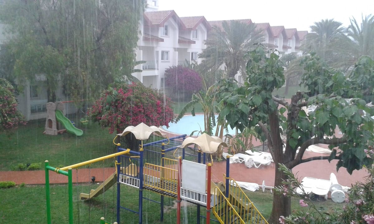 Blick aus dem Bungalow bei Regen Salamis Bay Conti Resort Hotel & Casino