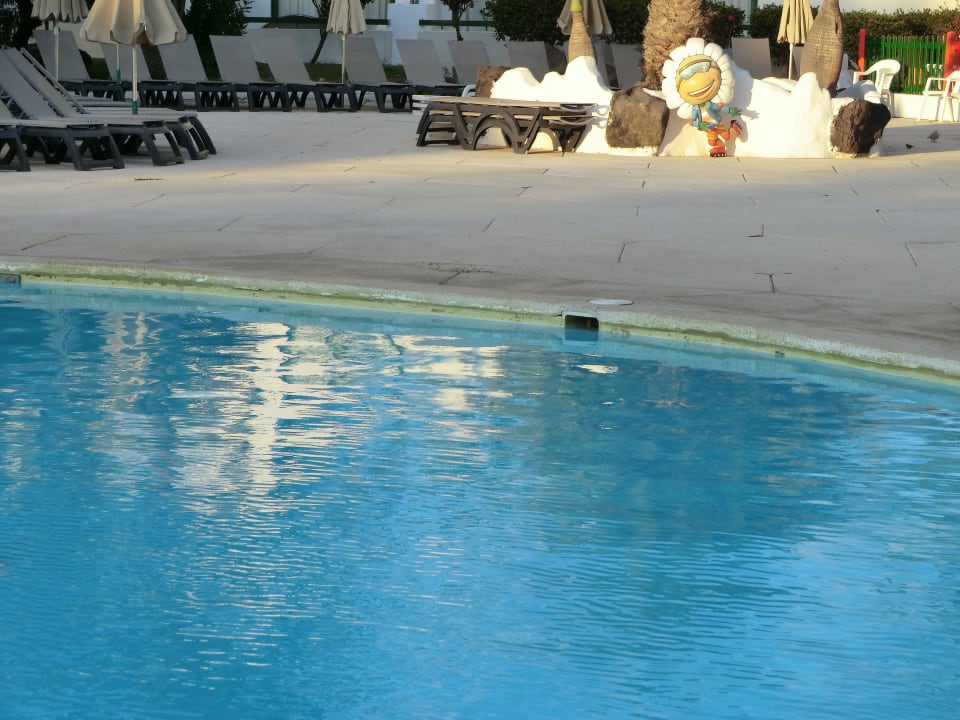 Pool mit Schmutzrand trotz täglicher Reinigung Hotel H10 Lanzarote Princess