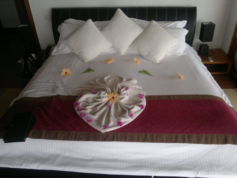 Unser schön dekoriertes Bett bei der Ankunft Kuramathi Maldives