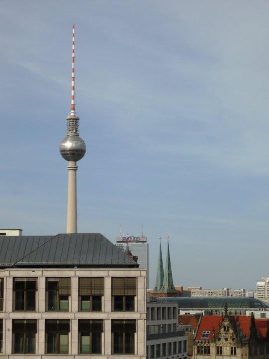 Fernsehturm und Nikolaikirche, von Zimmer 1004 Motel One Berlin-Spittelmarkt