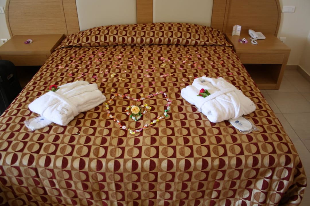 Die Hochzeitsüberraschung im Zimmer Hotel Kalithea Horizon Royal