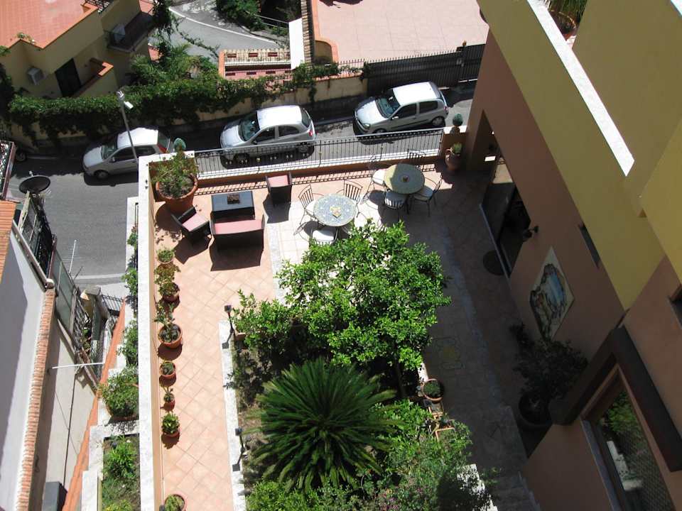 Vom Pool auf die Frühstücksterrasse B&B Villa Barone