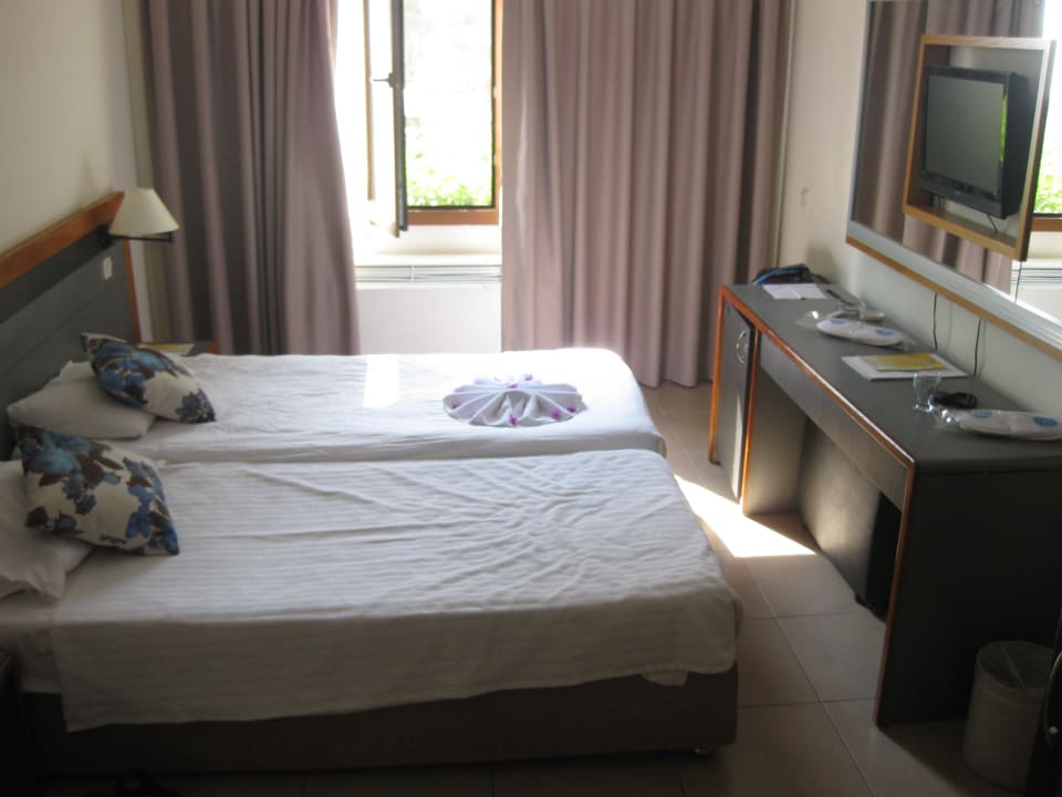 Schlafzimmer in den "älteren" Bungalows Hotel Pine Bay Holiday Resort