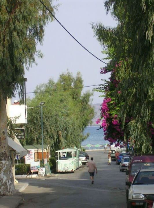 Weg zum Strand und Taverne! Corissia Beach Hotel