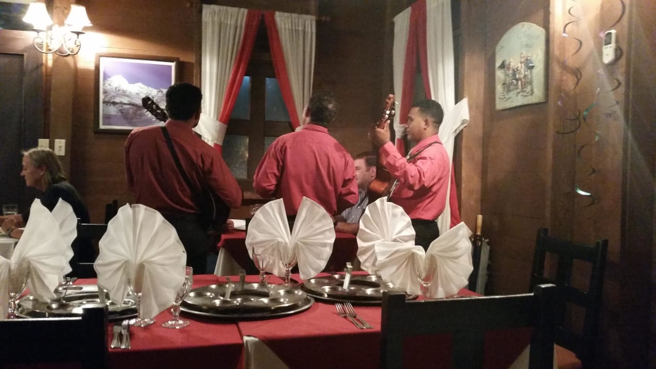 Musikanten beim Essen  Punta Cana Princess All Suites Resort & Spa