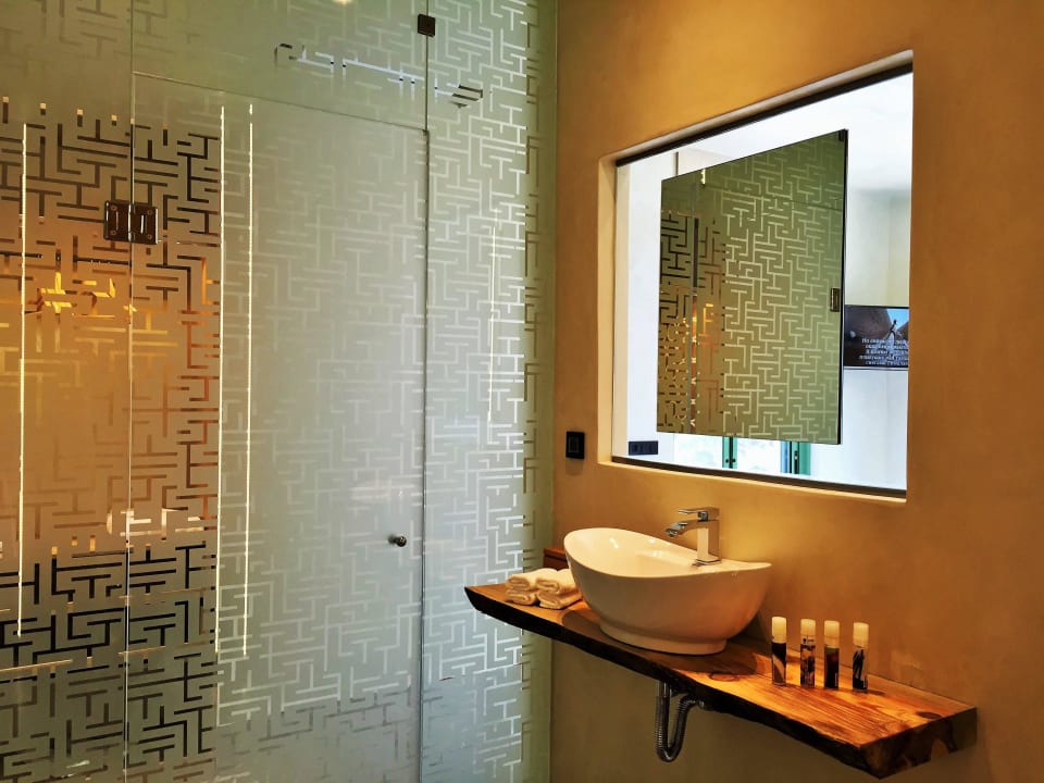 En suite bathroom Mama La Roosa