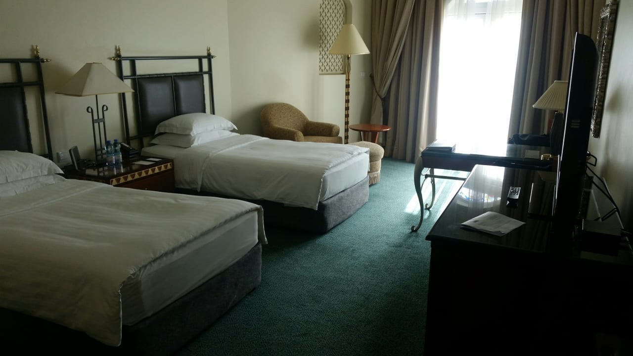 Blick vom Flurbereich des Zimmers Richtung Balkon. Grand Hyatt Muscat