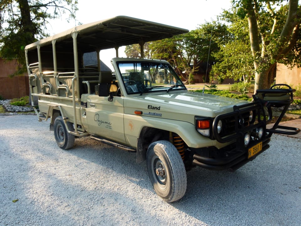 Fahrzeuge des Hotels für Safaris Onguma Game Reserve